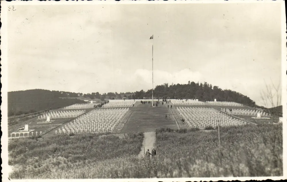 Cemitério militar de Douaumont — vista panorâmica — editor desconhecido, n° de série 52 - Frente