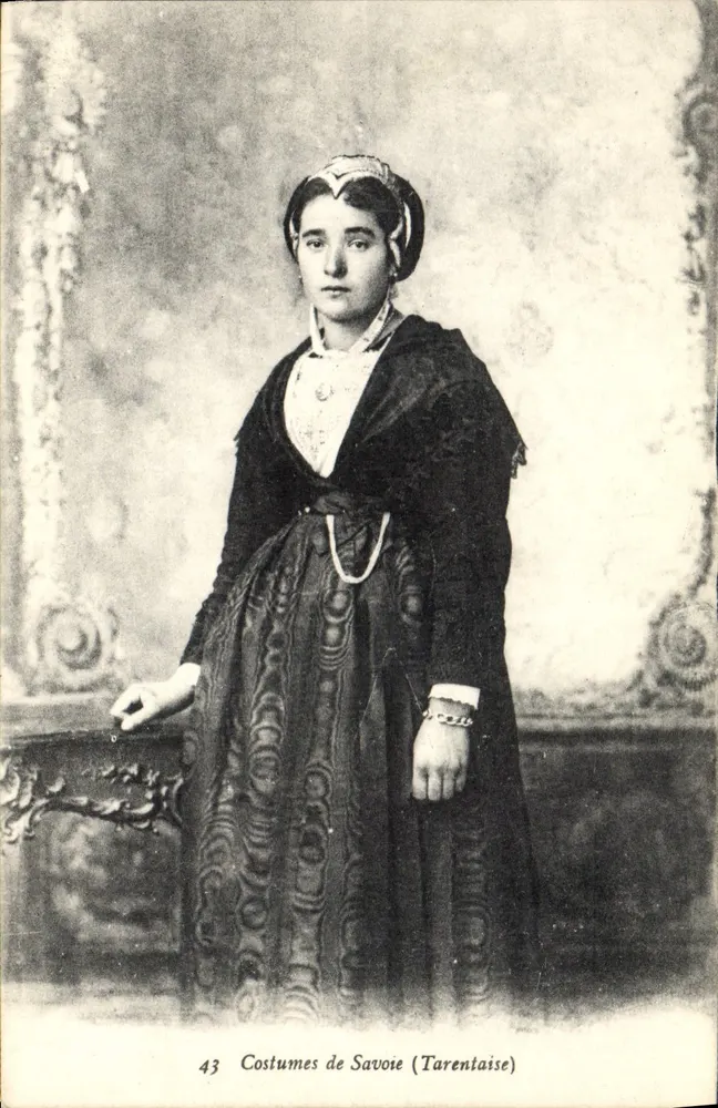 Trajes de Savoia (Tarentaise) — Sujeto: mulher usando traje tradicional — Editor: E. Reynaud, Imp.-Edit. Chambéry, n° 43 - Frente