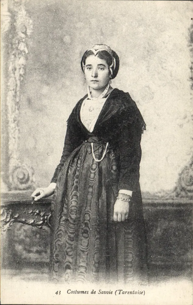 Trajes de Savóia (Tarentaise) — Sujeito: mulher em traje tradicional — Editor: E. Reynaud, Imp.-Edit. Chambéry, n° 43 - Frente
