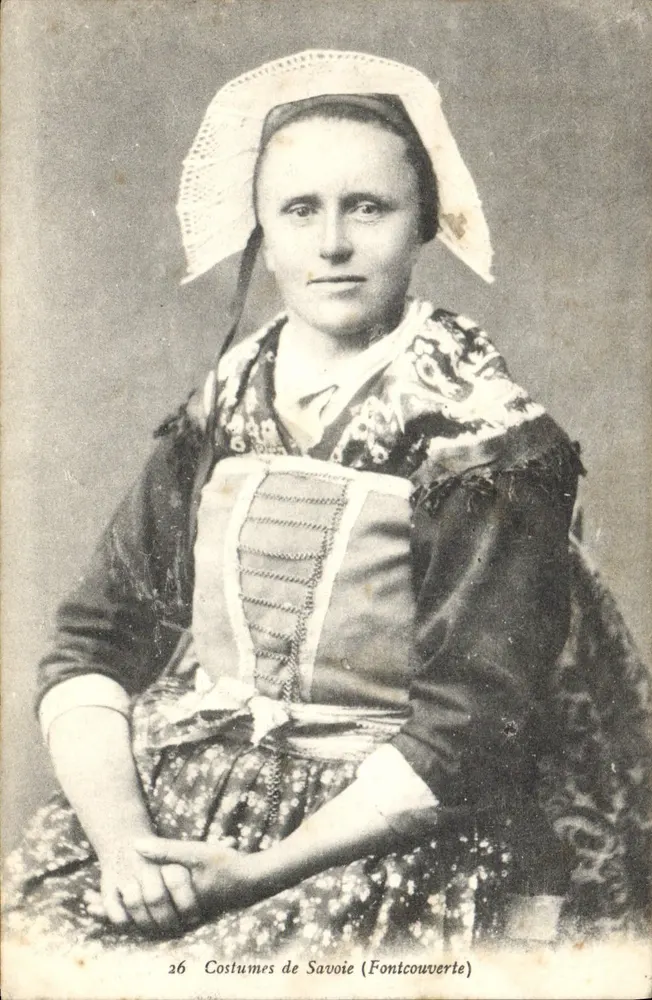 Trajes de Saboia (Fontcouverte) — Sujeto: mulher em traje tradicional — Editor: E. Reynaud, Imp.-Edit. Chambéry, n°26 - Frente