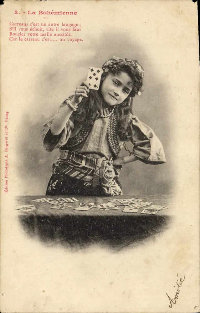 La Bohémienne — jeune femme en costume traditionnel tenant une carte à jouer — Édition Phototype A. Bergeret et Cie, Nancy - Frente