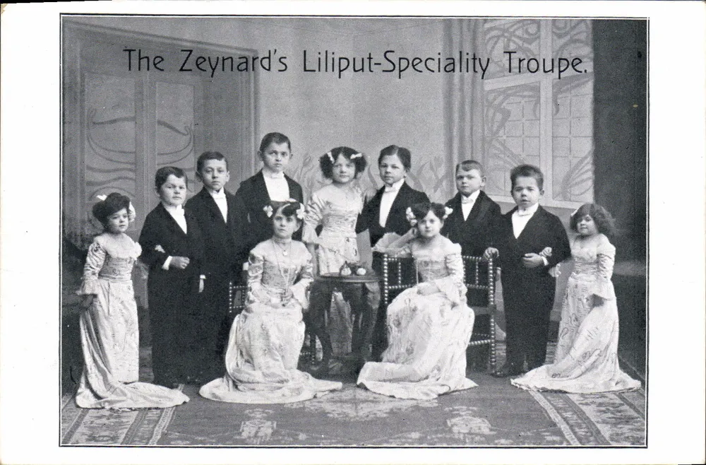 Die Zeynard's Liliput-Speciality Troupe — Gruppenfoto von Kindern in Bühnenkostümen — unbekannter Verlag - Vorderseite