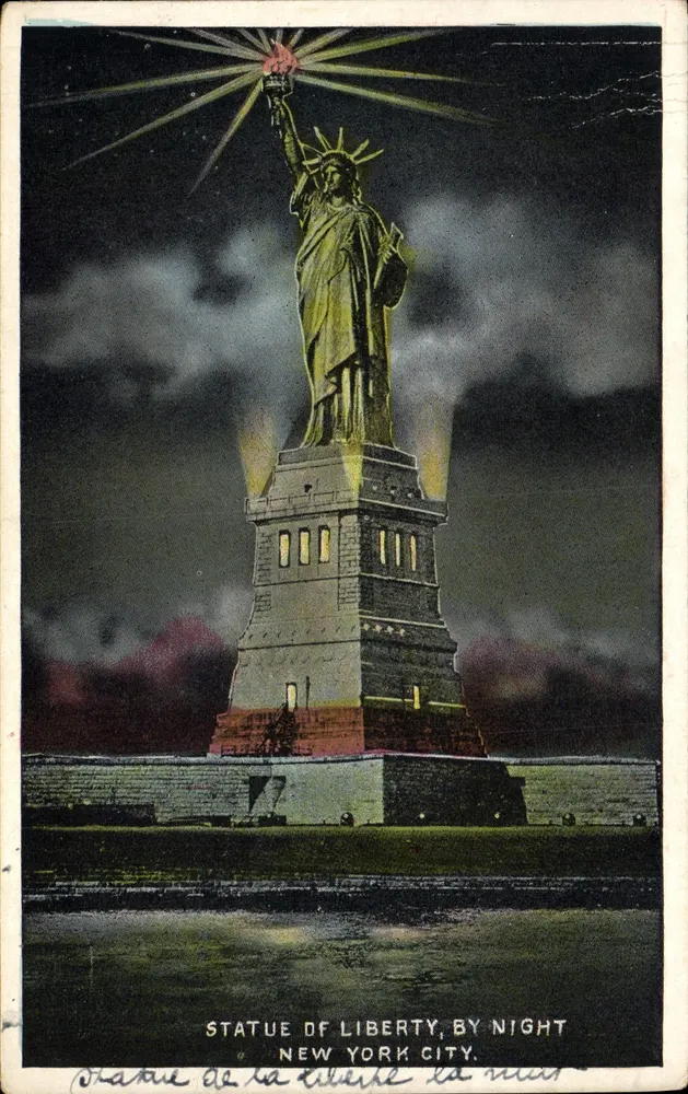 Statue der Freiheit, bei Nacht — New York City — Verlag: Manhattan Post Card Co. - Vorderseite