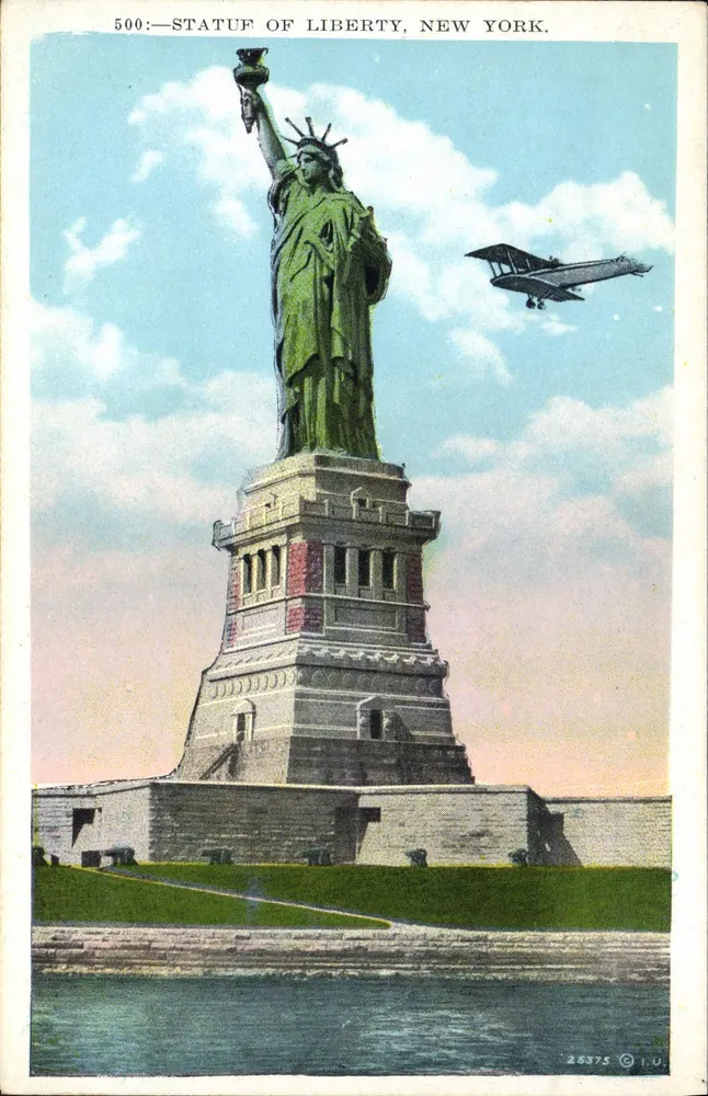 Statue of Liberty, New York — Ansicht mit Flugzeug — Verleger Manhattan Post Card Co., n° 25375 - Vorderseite