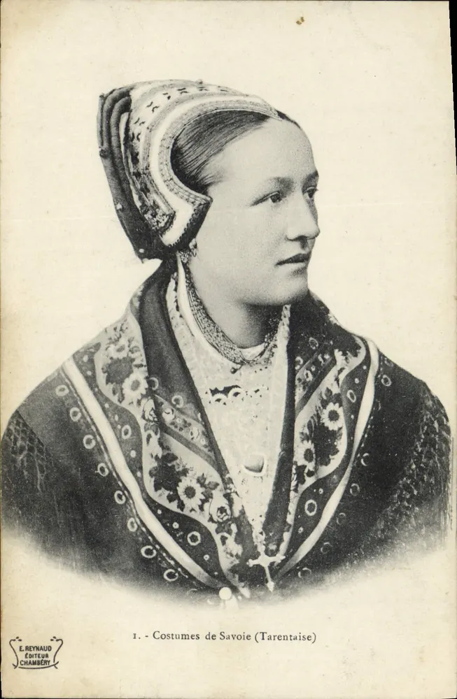 Roupas de Savoie (Tarentaise) — Sujeto: mulher usando traje tradicional — Editor E. Reynaud, Chambéry, n°1 - Frente