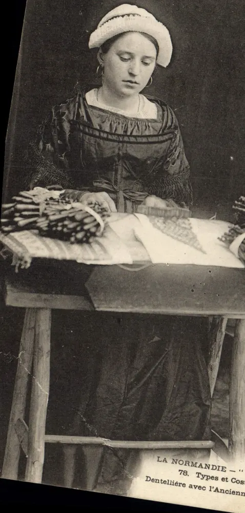 Dentellière normanda — traje antigo — LA NORMANDIE, série 78 - Frente