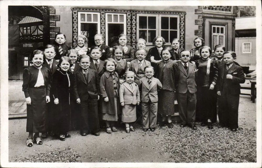 Antike Ansichtskarte Gruppe der Bevölkerung des Königreichs Lilliput — Internationale Ausstellung Paris 1937 — Verlag: CHIPOULT, Bécon-lès-Orléans - Vorderseite