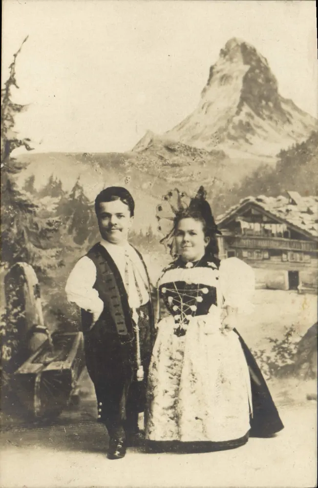 Casal em traje tradicional suíço — diante do Mont Cervin — editor desconhecido, número de série não visível - Frente