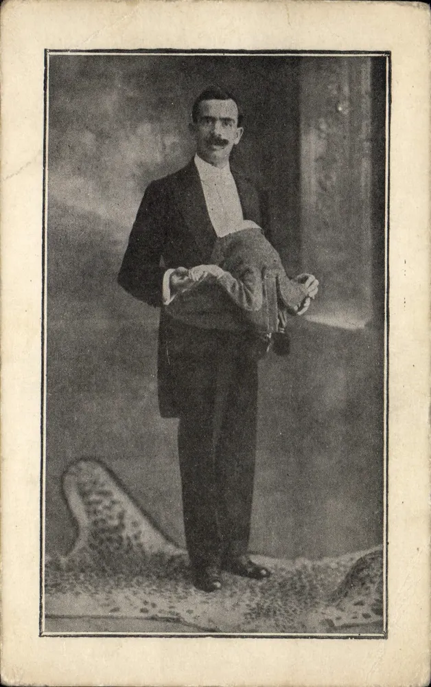 Portrait d'un homme en costume — éditeur non visible - Frente