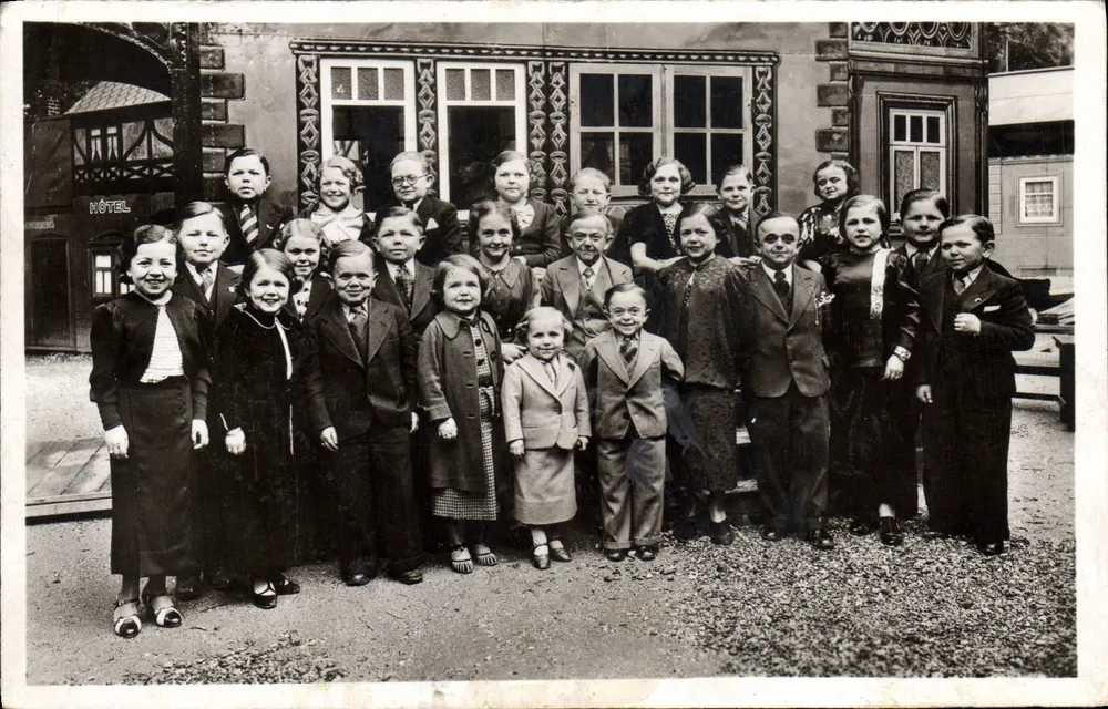Gruppe der Bevölkerung des Königreichs Lilliput — Internationale Ausstellung Paris 1937 — H. Chipault, Boulogne-sur-Seine - Vorderseite