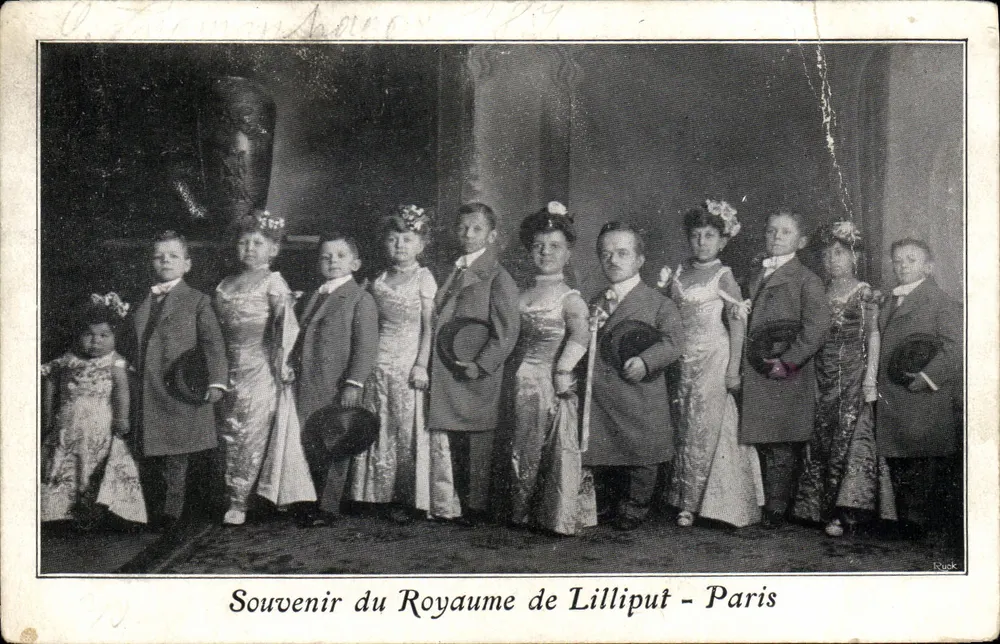 Souvenir du Royaume de Lilliput - Paris — scène de groupe en costumes d'époque, éditeur Ruck - Vorderseite