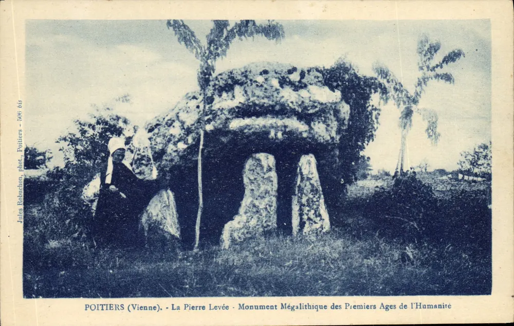 Poitiers (Vienne) - Die Stele - Megalithisches Denkmal der frühesten Zeiten der Menschheit — Jules Robuchon, phot. Poitiers, 500/615 - Vorderseite