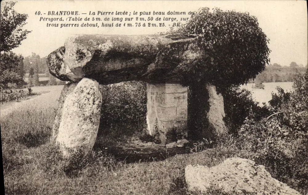 Brantôme — A Pierre levée ; o mais belo dolmen do Périgord — Bloc frères, Budeaus - Frente