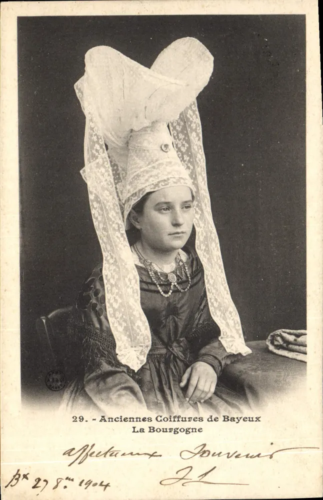 Anciennes Coiffures de Bayeux — La Bourgogne — éditeur Affectance Bouvenis - Frente