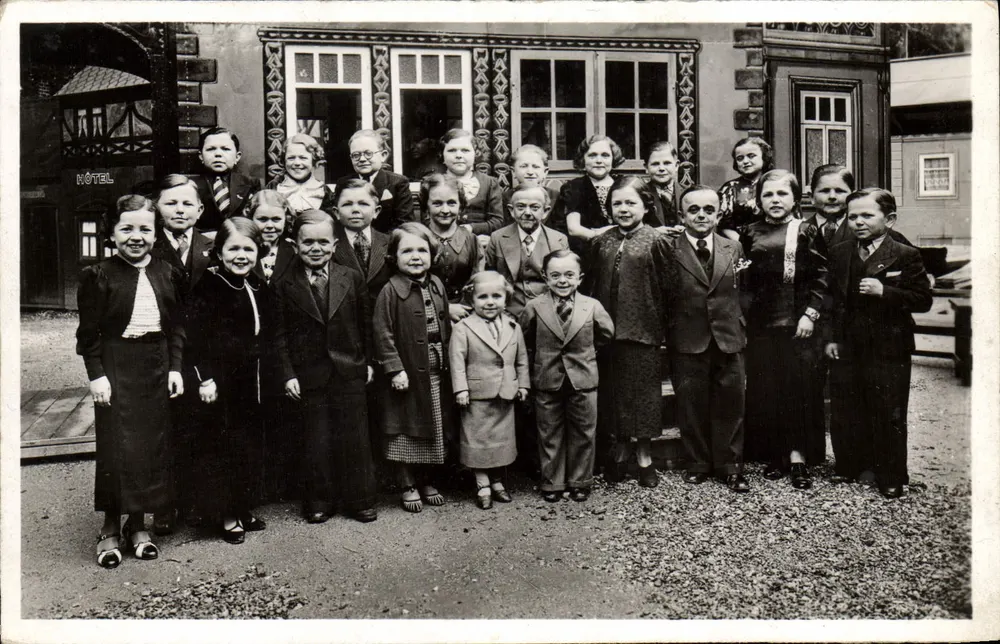 Gruppe der Bevölkerung des Königreichs Lilliput — Internationale Ausstellung Paris 1937 — H. CHIPAULT, Boulogne-sur-Seine - Vorderseite