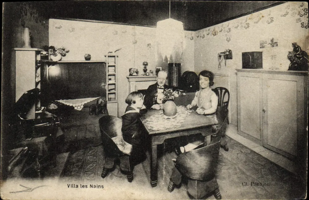 Vila Les Nains — Interior com família — Cl. Panajou - Frente