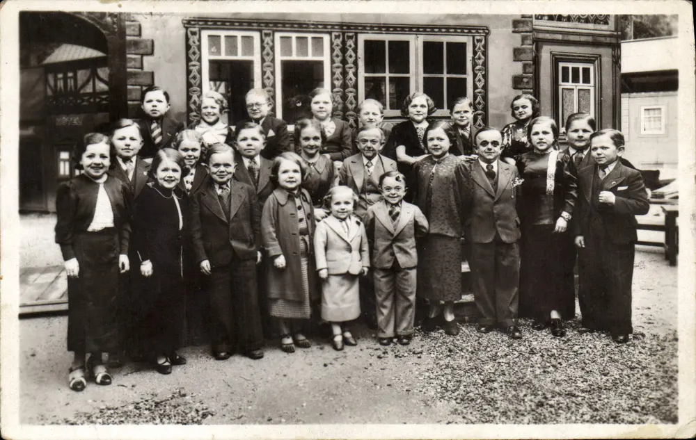 Gruppe der Bevölkerung des Königreichs Lilliput — Internationale Ausstellung Paris 1937 — Verlag: Königreich Lilliput - Vorderseite