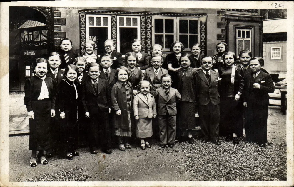Gruppe der Bevölkerung des Königreichs Lilliput — Internationale Ausstellung Paris 1937 — H. Chipault, Boulogne-sur-Seine - Vorderseite