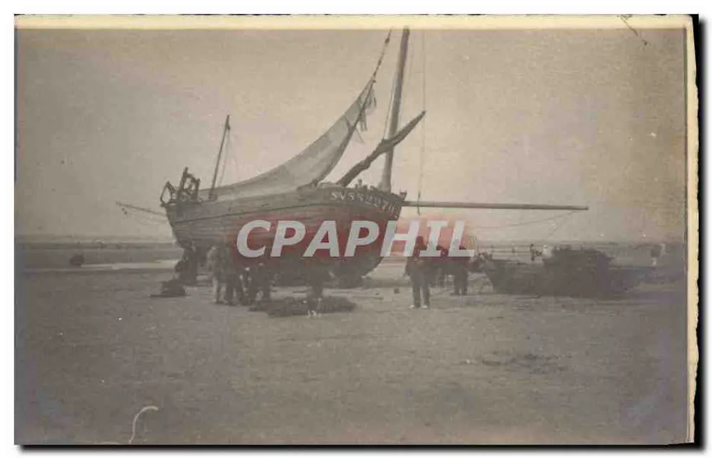 Embarcação a vela em uma praia — sem editor e número de série visíveis - Frente