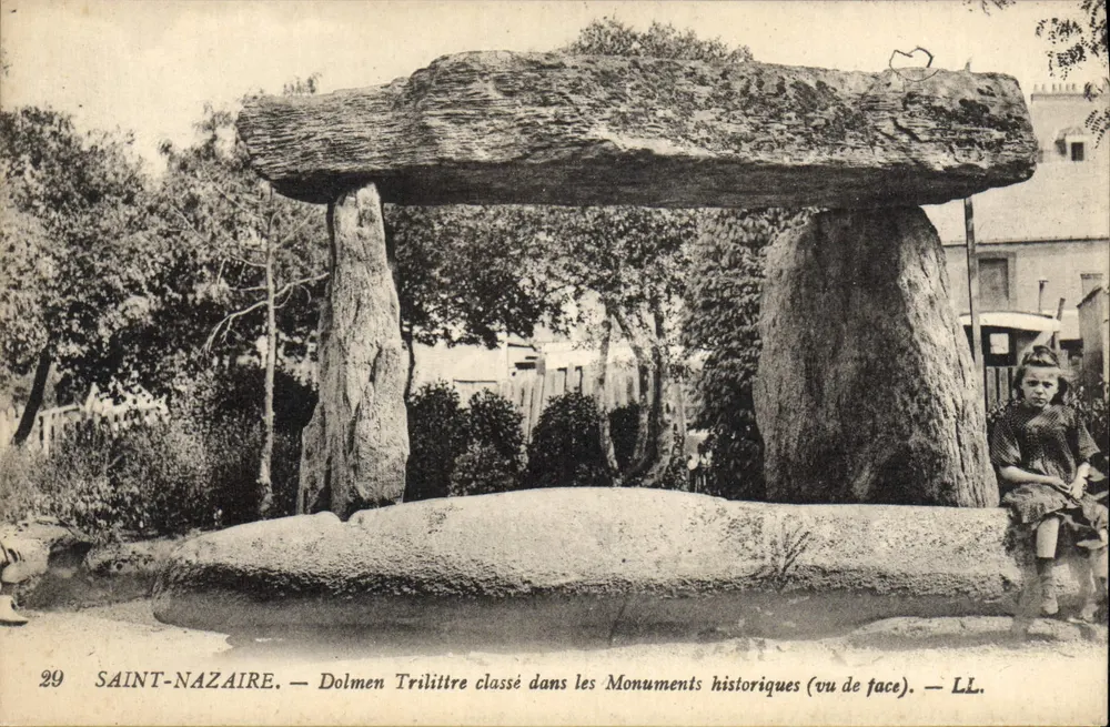 Saint-Nazaire — Ansicht des als historisches Denkmal klassierten Dolmen Trilittre (Vorderseite) — LL. - Vorderseite