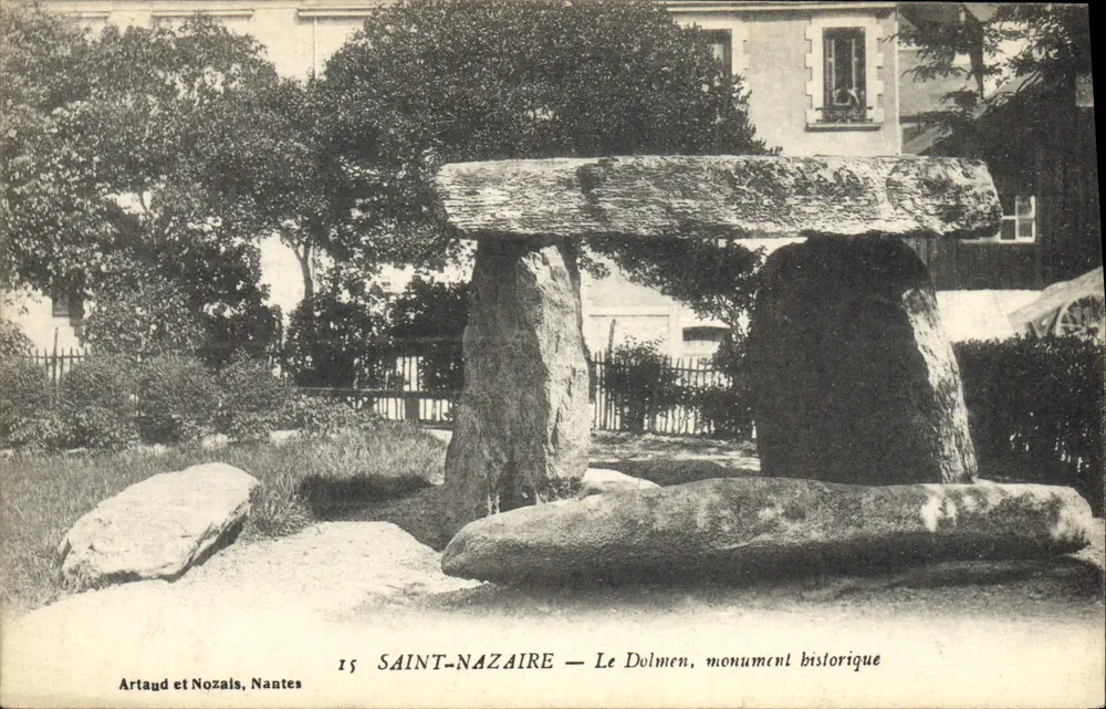 Saint-Nazaire — Der Dolmen, historisches Denkmal — Artaud et Nozais, Nantes - Vorderseite