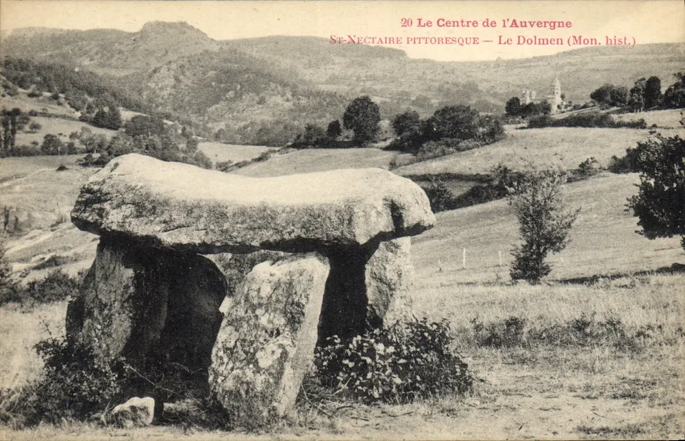 St-Nectaire pitoresco — O Dolmen (Mon. hist.) — Editor Galeries Matérmes, Issoire - Frente