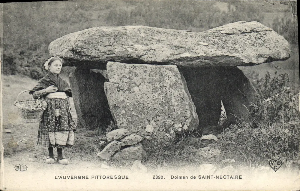A Auvergne pitoresca — Dolmen de Saint-Nectaire — Editor B.P.D. n°2390 - Frente