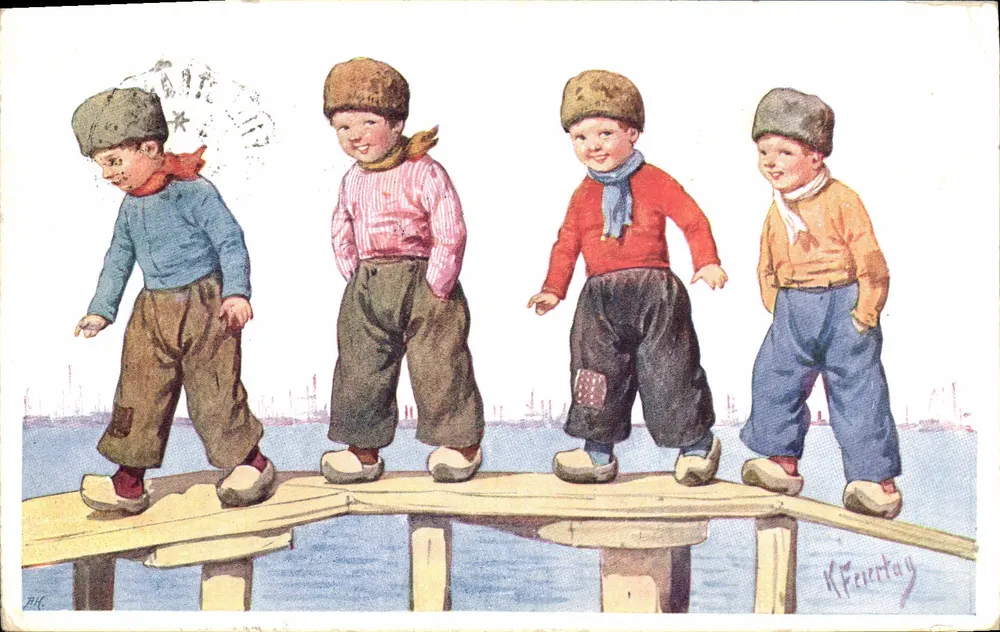 Vier Kinder mit Hüten — auf einem Steg — K. Feiertag - Vorderseite