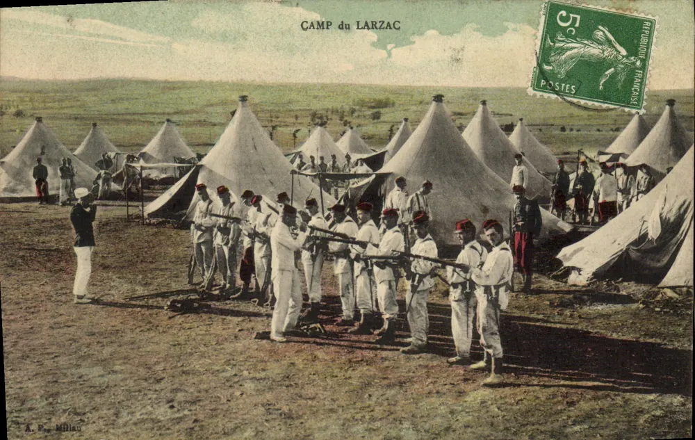 Campo do Larzac — Soldados em formação — A. P. Millau - Frente