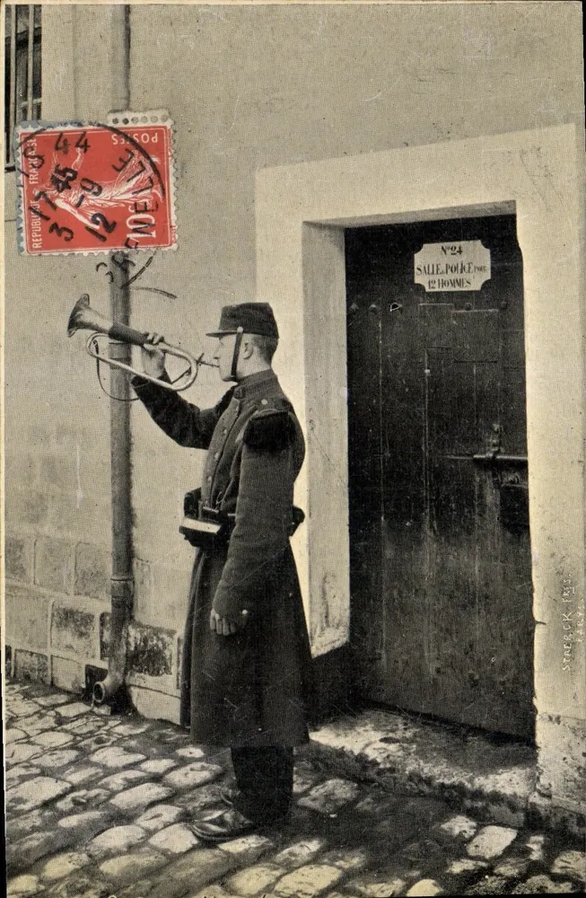 Soldado em uniforme — chamando à porta de uma sala de polícia — editor Snerck, n°34 - Frente