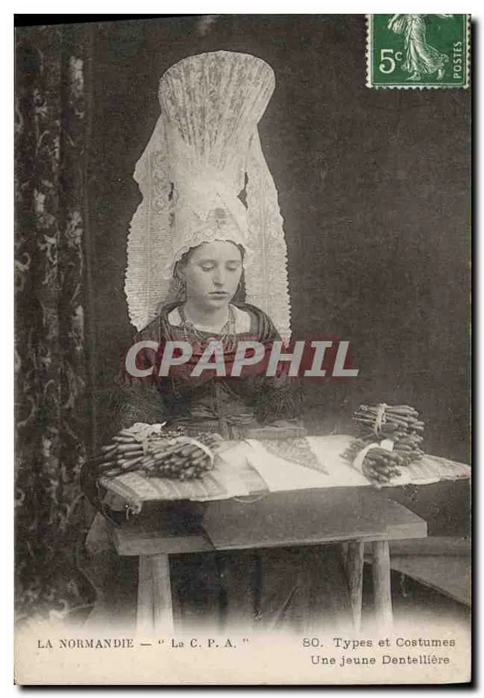 A Normandia — "Bilhete postal antigo" — Uma jovem rendeira — Bilhete postal antigo — 80. Tipos e Trajes - Frente