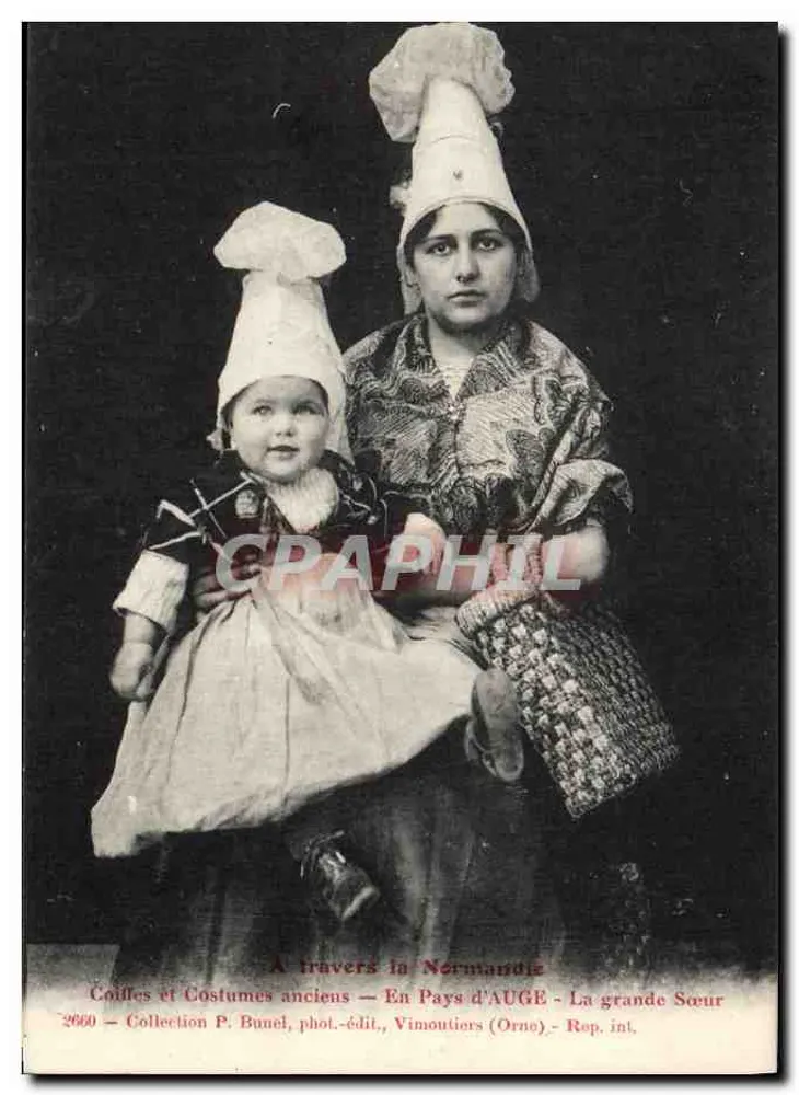 Alte Hüte und Kleidung — Im Pays d'Auge - Die Große Schwester — Sammlung P. Bunel, Foto-Verlag, Vimoutiers (Orne) - Rep. int. - n°2660 - Vorderseite