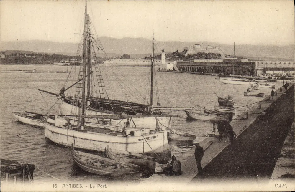 Antibes - Der Hafen — Ansicht des Hafens mit Booten und Leuchtturm — CAP. - Vorderseite