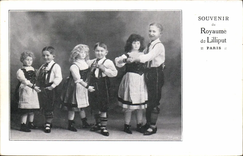 Fünf Kinder in Lilliput-Kostümen — Erinnerung an das Königreich Lilliput — Paris, Verlag Tuck - Vorderseite