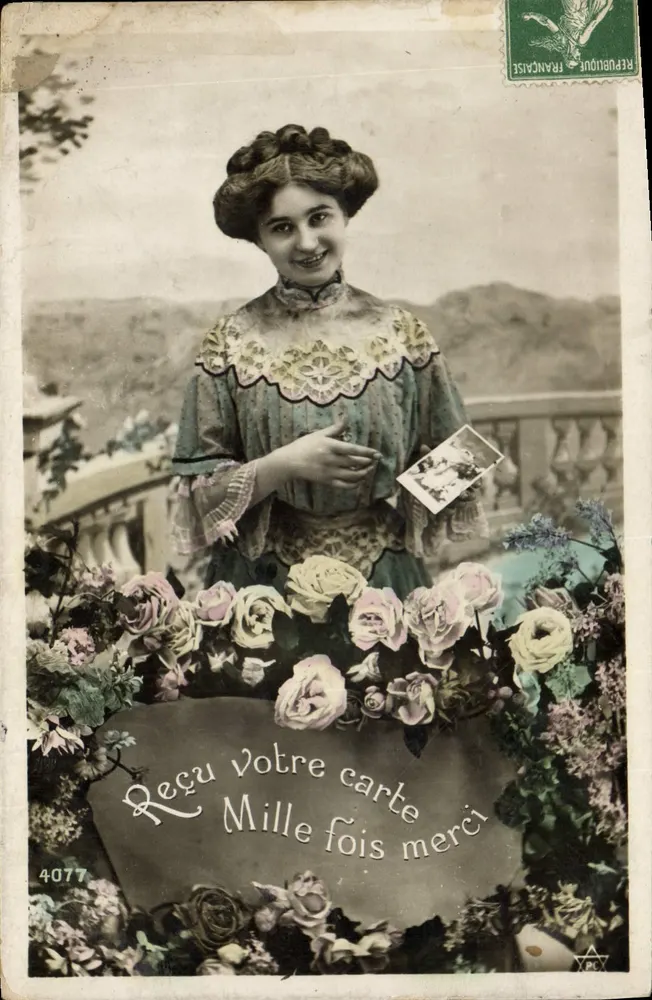 Donna giovane sorridente — con rose — n. 4077 - Recto