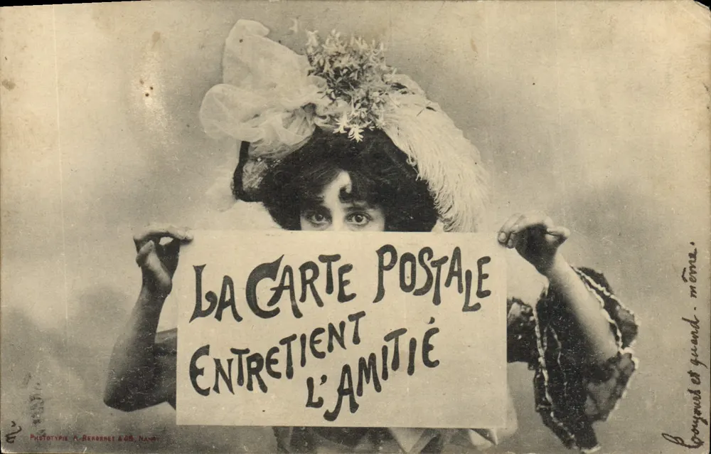 Frau mit Schild — 'DIE POSTKARTE Hält DIE FREUNDSCHAFT' — Phototypie A. Berbennet & Cie, Nantes - Vorderseite