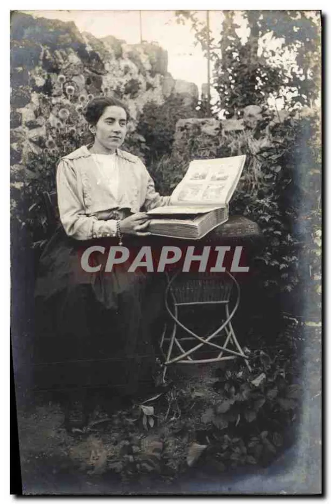 Mulher lendo um livro ao ar livre — Carta postal anônima — Editor não identificado - Frente