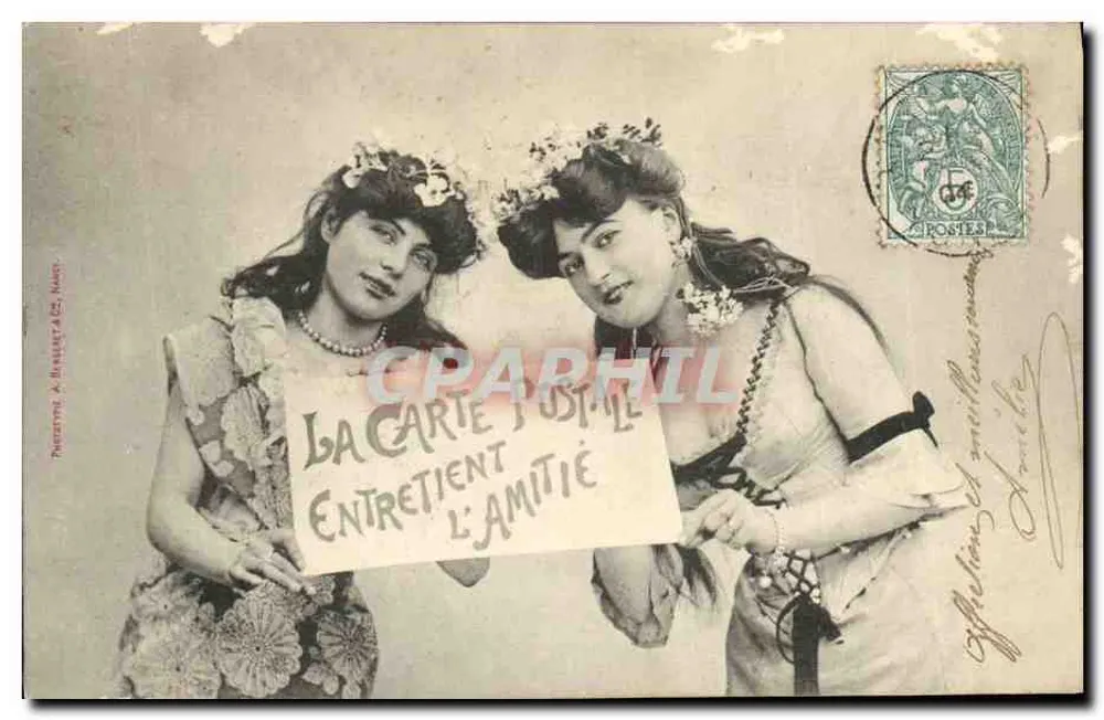 Zwei junge Frauen — mit Schild « Die Karte rechtfertigt die Freundschaft » — Phototypie A. Basset & Cie, Nantes - Vorderseite