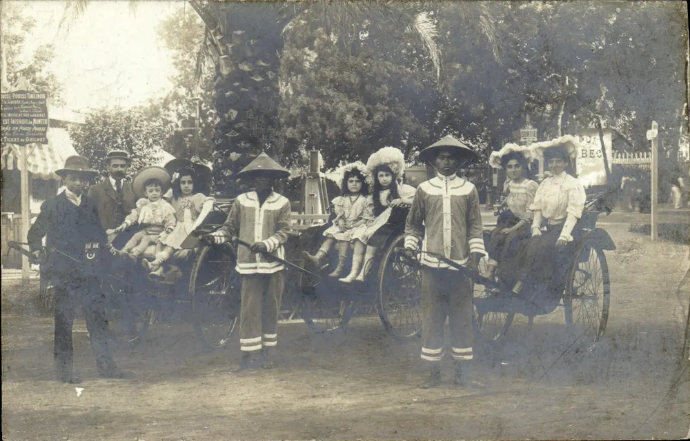 Fête de la Poste à Paris — Carrosse à chevaux avec enfants et gardes-chasseurs — R. Tulliennot, Bispling et Cie, Paris - Recto