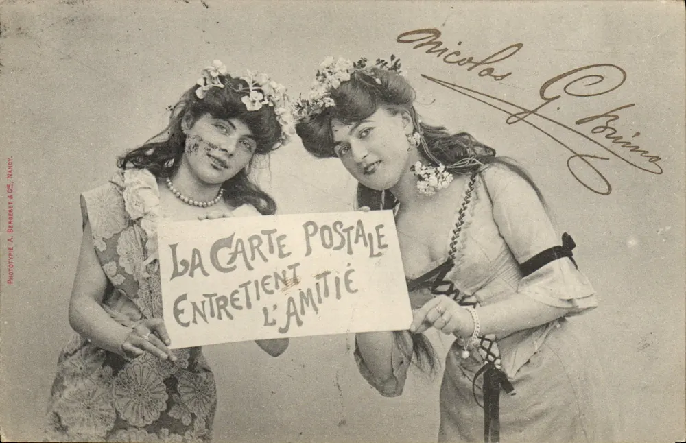 Zwei junge Frauen — mit Schild « DIE KARTENPOSTHALTUNG ERHALTET DIE FREUNDSCHAFT » — Phototypie A. Bereset & Cie, Nancy - Vorderseite