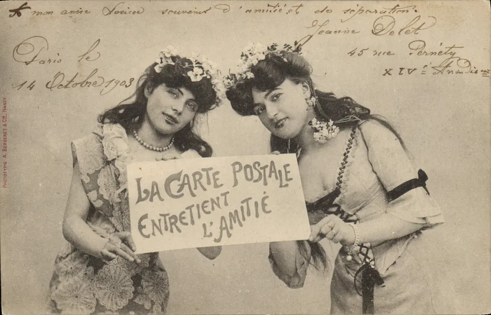 Zwei junge Frauen — mit Schild « Die Postkarte hält die Freundschaft am Leben » — Phototype A. Berneret & Cie, Nancy - Vorderseite
