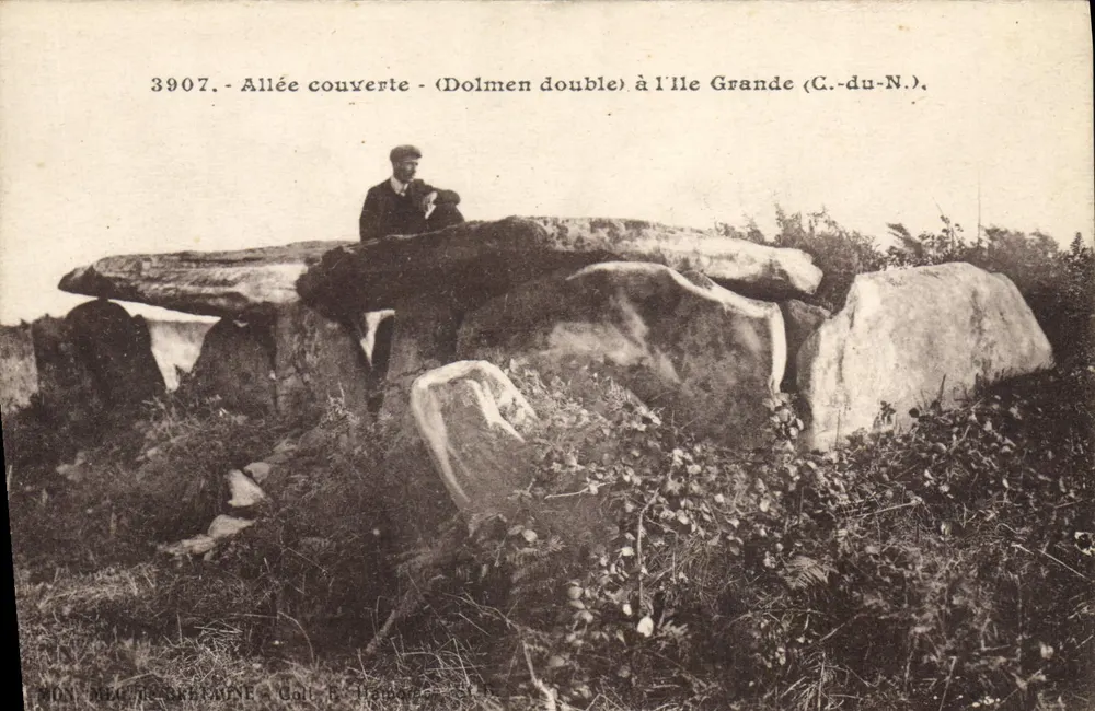 Deckungsgeviert (Doppel-Dolmen) auf Île Grande (C.-du-N.) — Nr. 3907 — Verleger: G. Hébert, Calais - Vorderseite