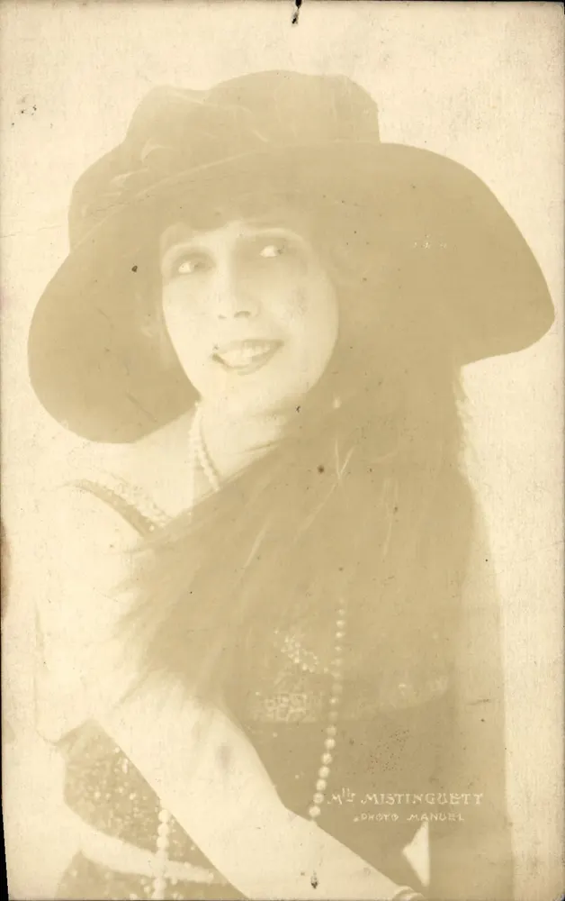 Mlle Mistinguett — retrato de busto — Foto Manuel - Frente