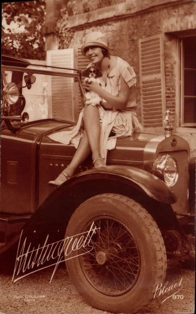 Mulher com cachorro em carro — Foto Utugjian — Bleret 970 - Frente