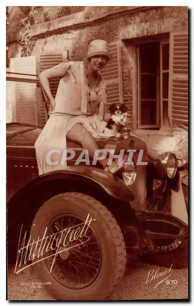 Mulher e cachorro em carro — Foto Lydia JIAN — n° 970 - Frente