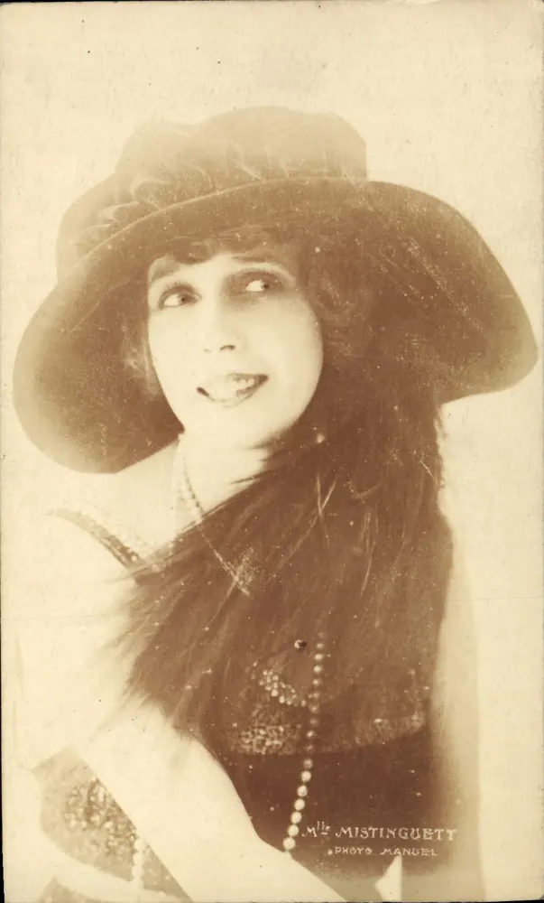 Mlle Mistinguett — retrato em sessão — Foto Manuel - Frente