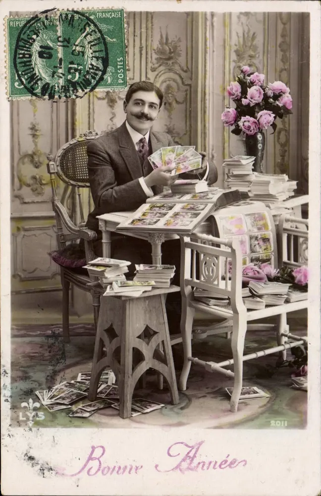 Mann mit Kartenpostkarten — Studio — LYS - Vorderseite