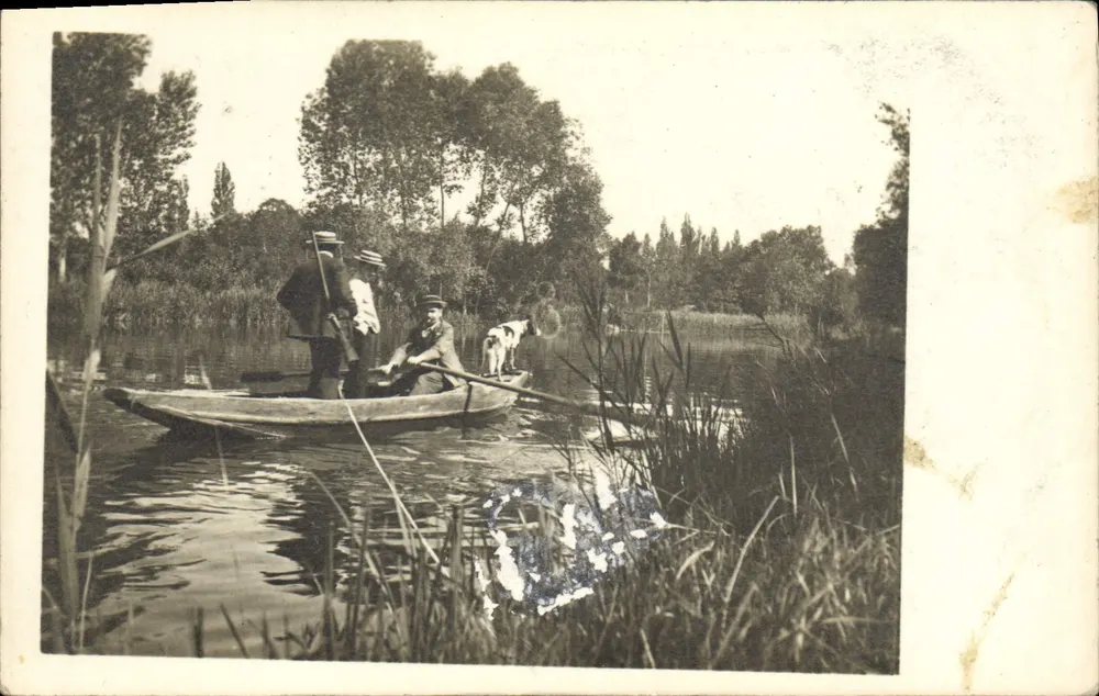 Deux hommes et un chien dans un canot — scène de rivière entourée de roseaux — éditeur non visible - Frente