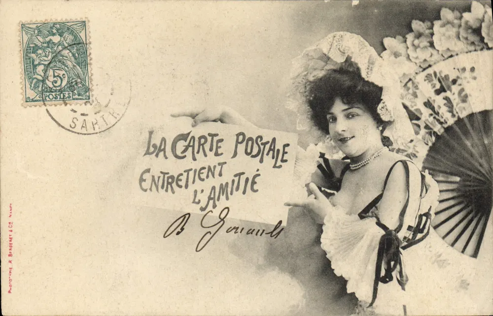 Frau in Rüschenkleid und Schirm — 'Die Karte Postale Pflegt die Freundschaft' — Photo-Gravure A. Brasnet & Cie, Nantes - Vorderseite