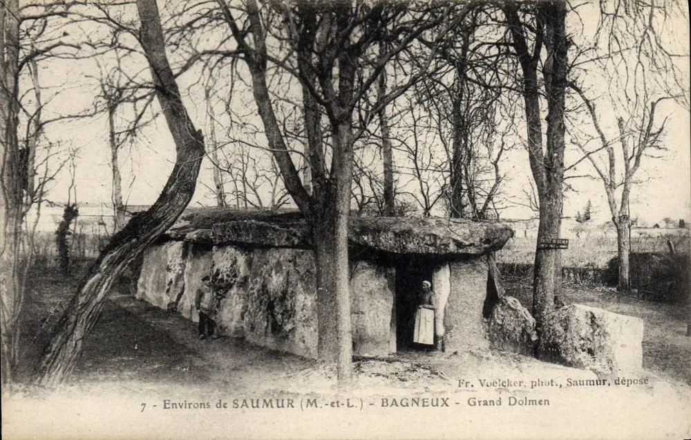 Umgebung von SAUMUR (M.-et-L.) - BAGNEUX - Großer Dolmen — Fr. Voelcker, fot., Saumur, abgegeben - Vorderseite